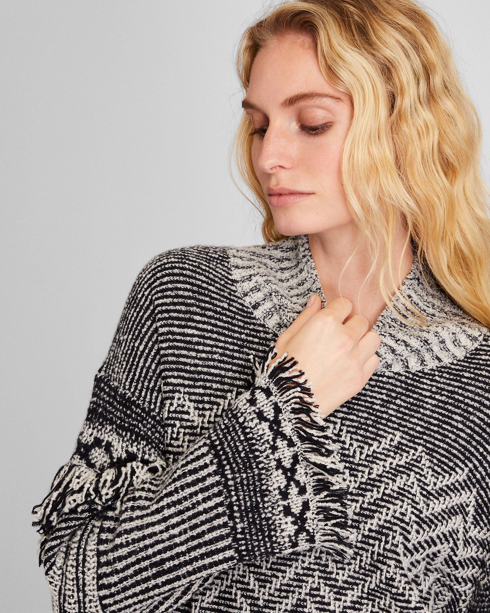CLUB MONACO - Bouclé Fringe Turtleneck - Navy Mix