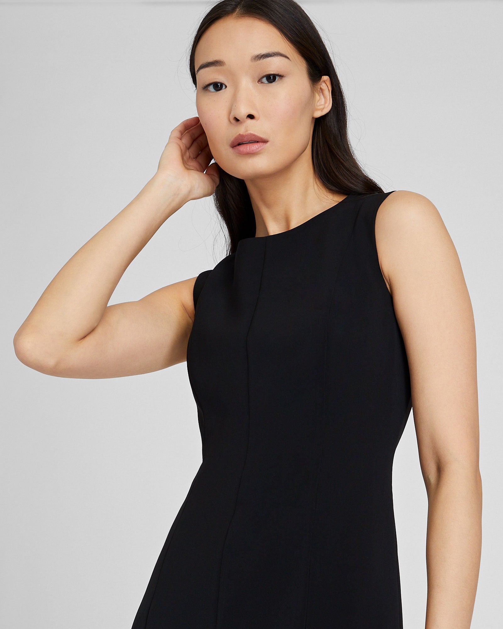 CLUB MONACO - Robe mi-longue en crêpe plissé - Noir