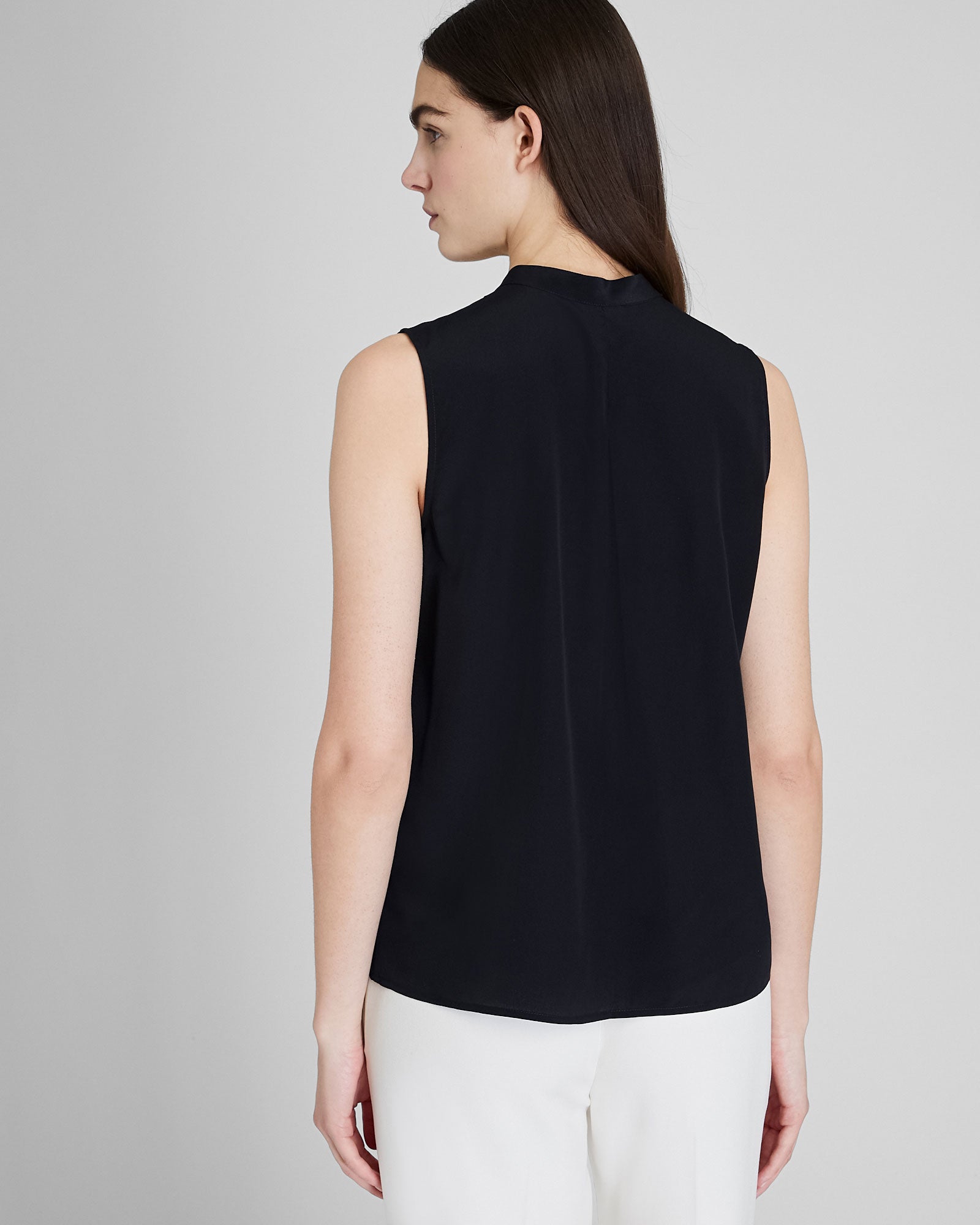 CLUB MONACO - Chemisier en soie sans manches - Noir