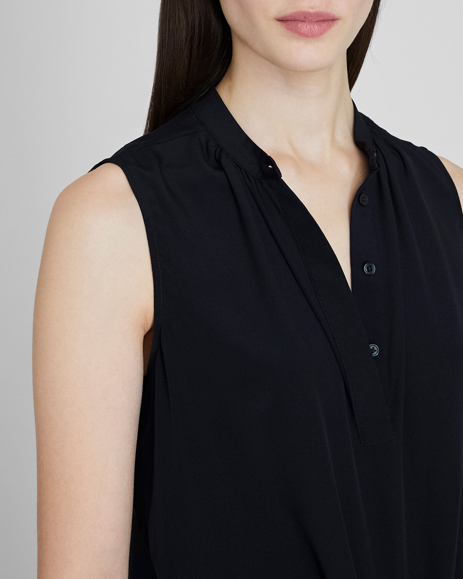 CLUB MONACO - Chemisier en soie sans manches - Noir
