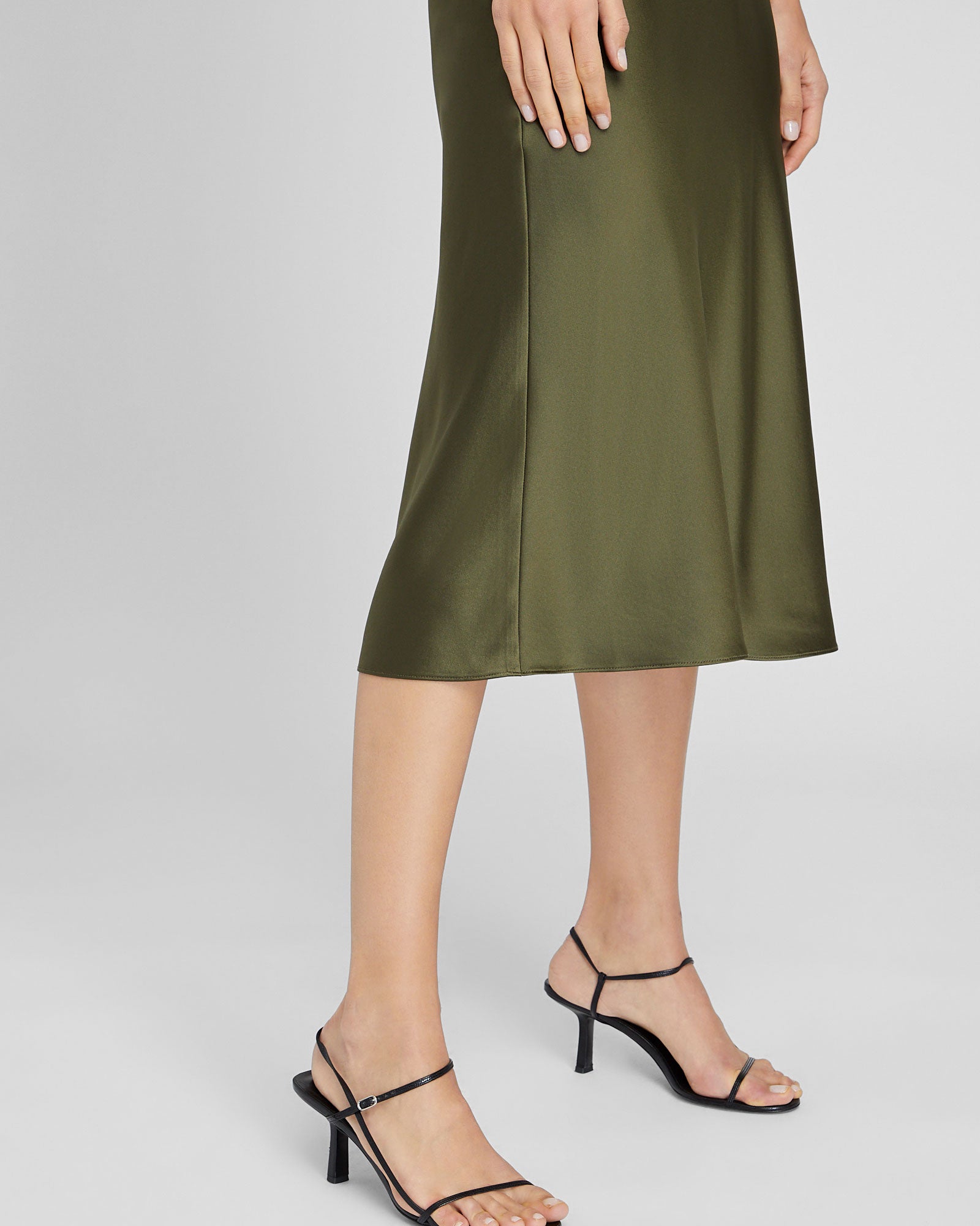 CLUB MONACO - Jupe mi-longue en soie charmeuse - Olive