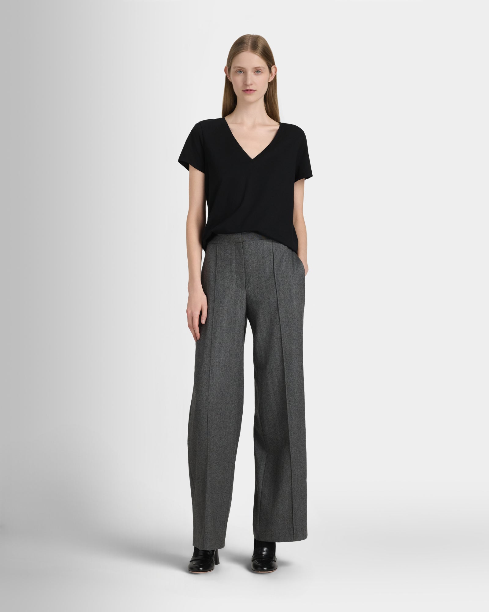 Club Monaco Corp, CA - Le T-shirt à col en V - Noir