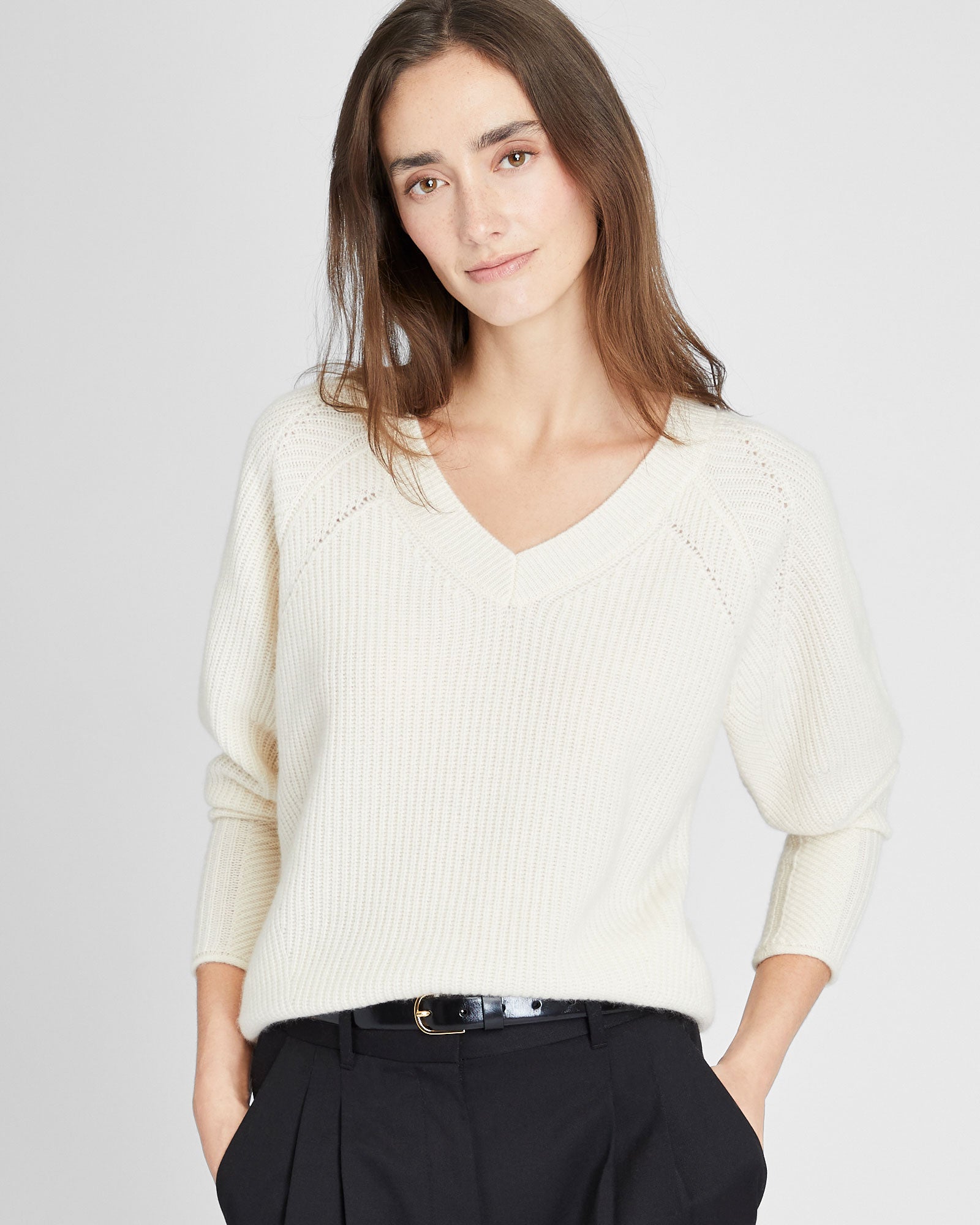 CLUB MONACO - Chandail à col en V en cachemire - Beige
