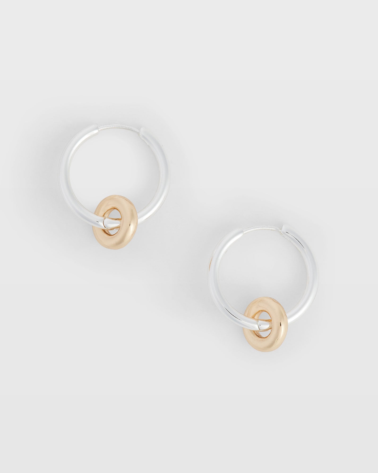 CLUB MONACO - Boucles d’oreilles créoles à breloques - Argent