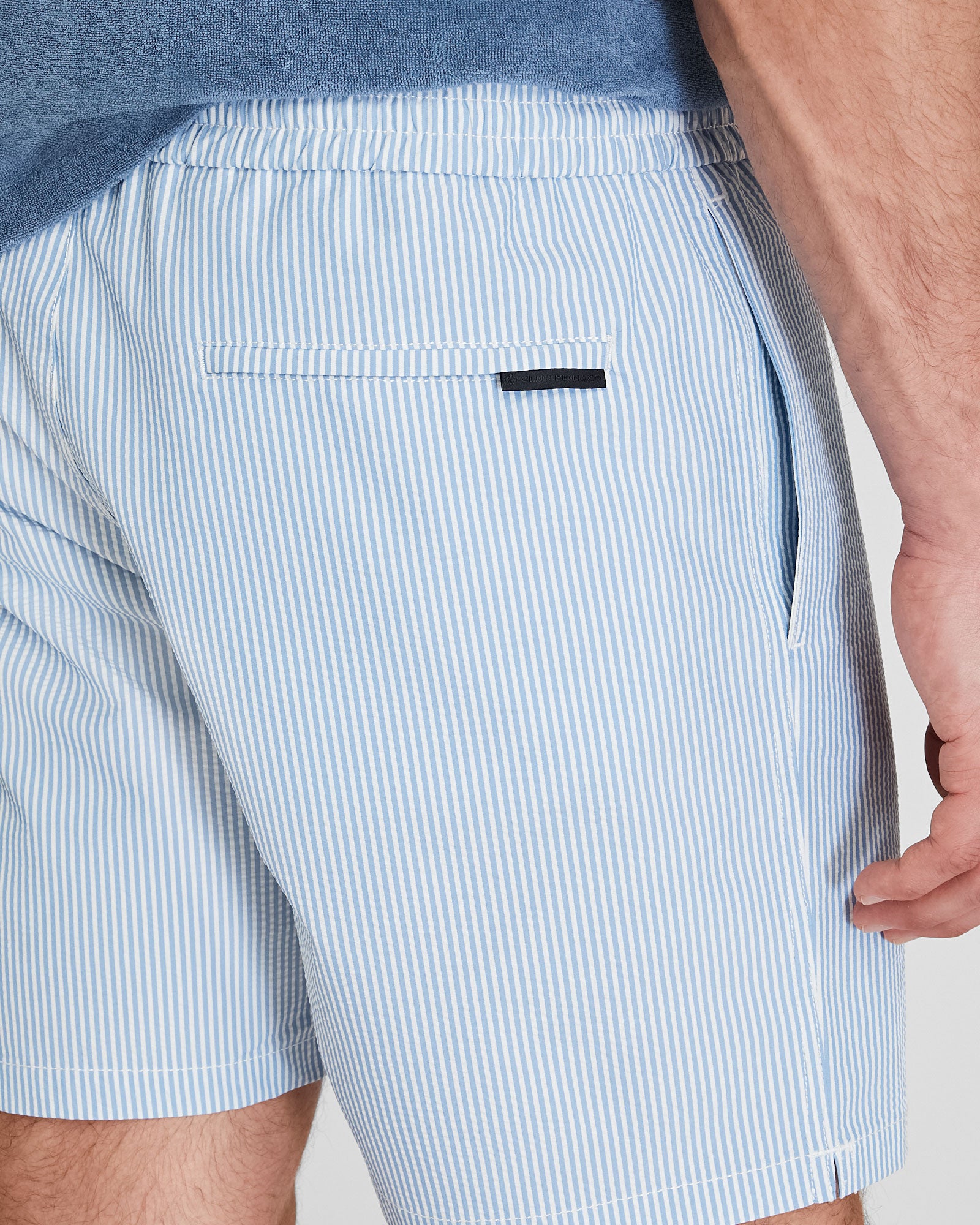 CLUB MONACO - Bo Stripe Seersucker 7" Swim Trunk - Medium Blue